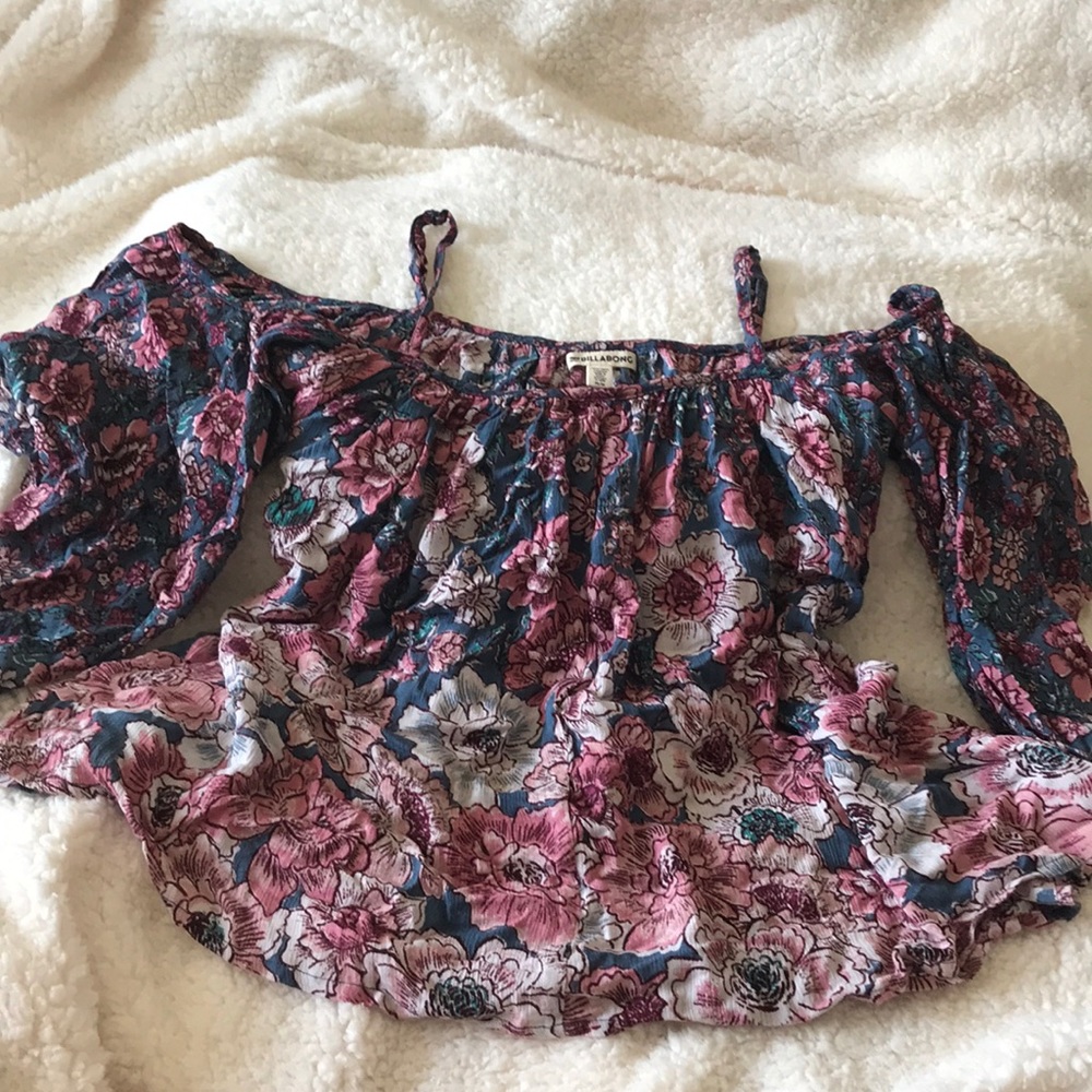 Like New! Billabong Flirty cold shoulder blouse